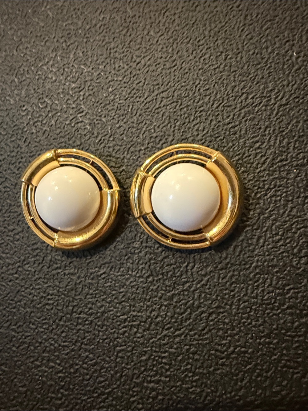 🤍VINTAGE MONET LARGE 1.25” DIAMETER, GOLD TONE EARRINGS🤍